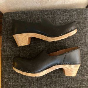 Dansko Size 6.5-7 Leather Clogs